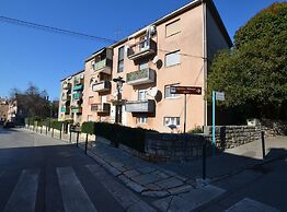 Warm and Welcoming Apartment With Balcony