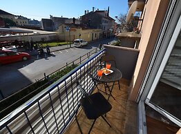 Warm and Welcoming Apartment With Balcony