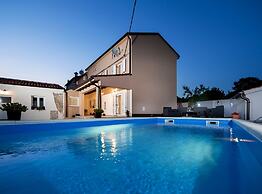 Idyllic Getaway Holiday Home With Pool