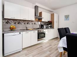 Idyllic Getaway Holiday Home With Pool