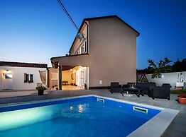 Idyllic Getaway Holiday Home With Pool