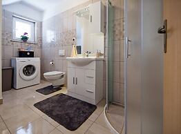 Idyllic Getaway Holiday Home With Pool