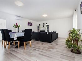 Idyllic Getaway Holiday Home With Pool