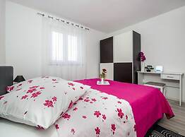 Idyllic Getaway Holiday Home With Pool