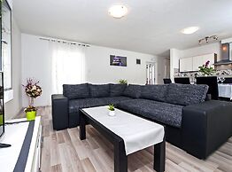 Idyllic Getaway Holiday Home With Pool