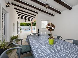 Idyllic Getaway Holiday Home With Pool