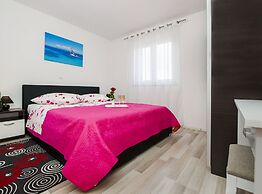 Idyllic Getaway Holiday Home With Pool