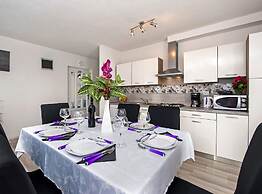 Idyllic Getaway Holiday Home With Pool