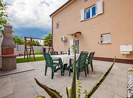 Idyllic Getaway Holiday Home With Pool