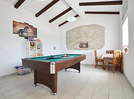 Idyllic Getaway Holiday Home With Pool