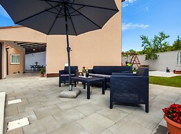 Idyllic Getaway Holiday Home With Pool