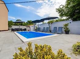 Idyllic Getaway Holiday Home With Pool