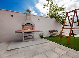 Idyllic Getaway Holiday Home With Pool