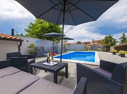 Idyllic Getaway Holiday Home With Pool