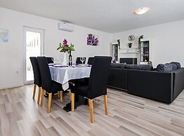 Idyllic Getaway Holiday Home With Pool