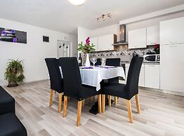 Idyllic Getaway Holiday Home With Pool