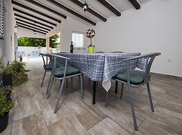 Idyllic Getaway Holiday Home With Pool