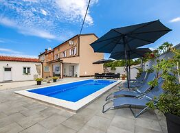 Idyllic Getaway Holiday Home With Pool