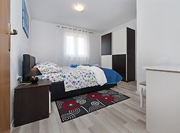 Idyllic Getaway Holiday Home With Pool