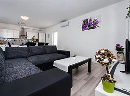 Idyllic Getaway Holiday Home With Pool