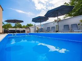 Idyllic Getaway Holiday Home With Pool