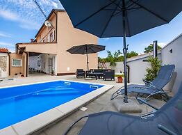 Idyllic Getaway Holiday Home With Pool