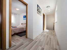 Idyllic Getaway Holiday Home With Pool