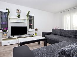 Idyllic Getaway Holiday Home With Pool