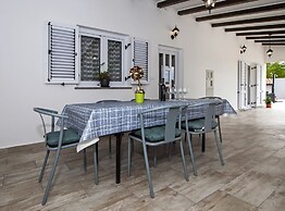 Idyllic Getaway Holiday Home With Pool