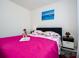 Idyllic Getaway Holiday Home With Pool