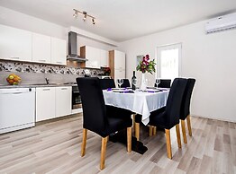 Idyllic Getaway Holiday Home With Pool