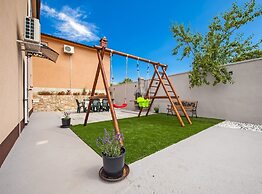 Idyllic Getaway Holiday Home With Pool