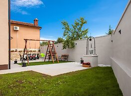 Idyllic Getaway Holiday Home With Pool