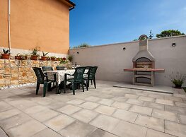 Idyllic Getaway Holiday Home With Pool