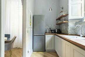 Belle Epoque House of Mirror