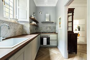 Belle Epoque House of Mirror