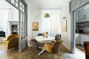 Belle Epoque House of Mirror