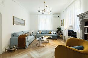 Belle Epoque House of Mirror