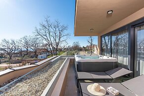 Spacious Home With Terrace and Bubble Bath