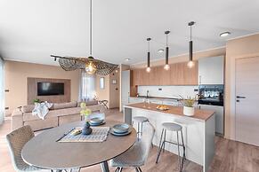 Spacious Home With Terrace and Bubble Bath