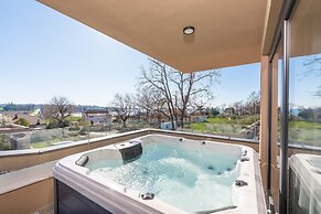 Spacious Home With Terrace and Bubble Bath