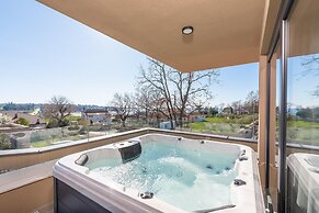 Luxury Home With Bubble Bath and sea View