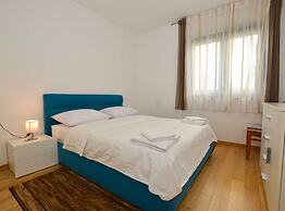 Family Friendly Spacious Apartment With Garden and Terrace