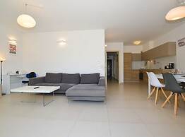 Family Friendly Spacious Apartment With Garden and Terrace