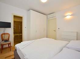 Family Friendly Spacious Apartment With Garden and Terrace