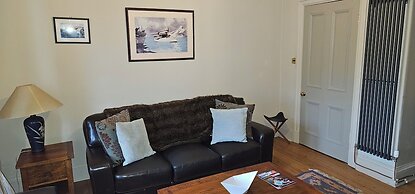 Snug - Macushla Apartment