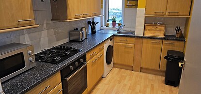 Snug - Macushla Apartment