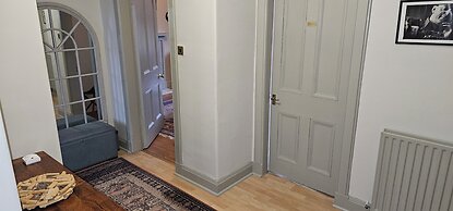 Snug - Macushla Apartment