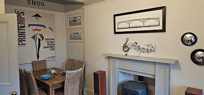 Snug - Macushla Apartment