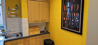 Snug - Macushla Apartment